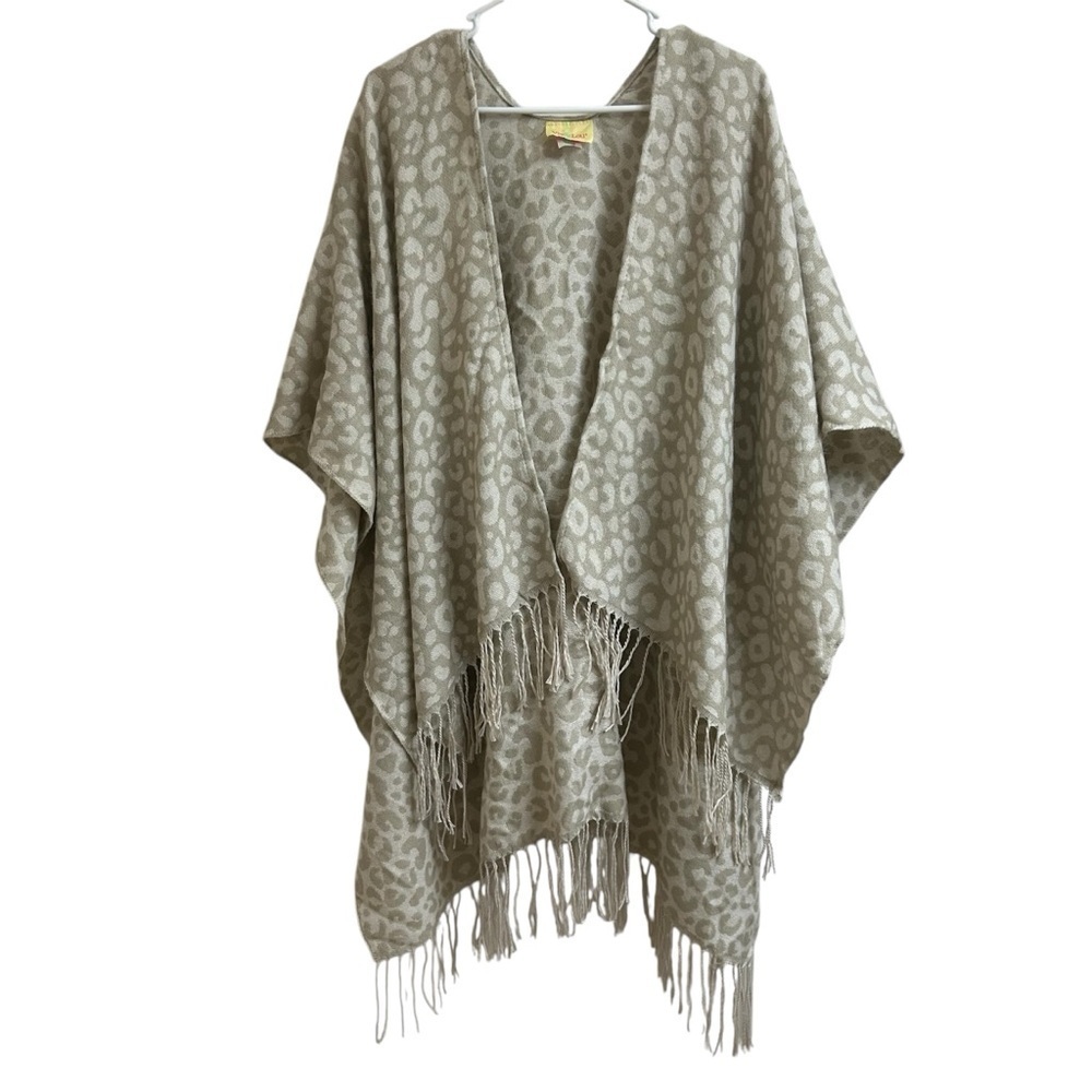 Viv & Lou Women’s One Size Beige Animal Leopard Print Knit Poncho Tassel Fringe